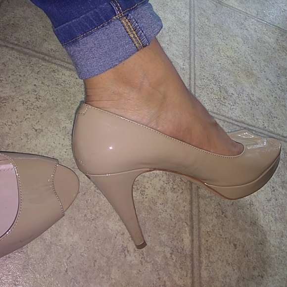 Open toe Vince Camuto tan Heels - Picture 2 of 8